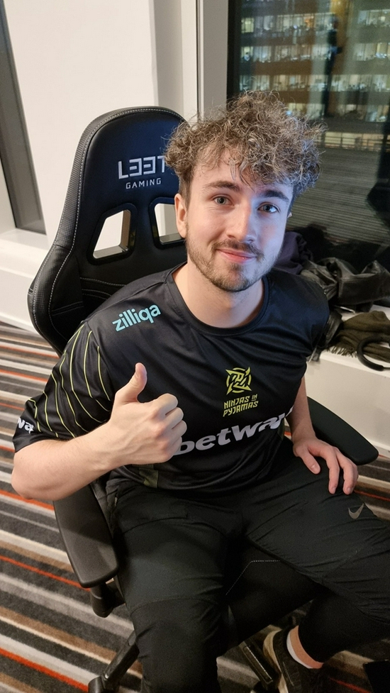 一加15手机创新搭载游戏手柄陀螺仪功能